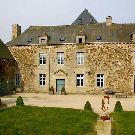 Gite La Passerelle - Manoir Le Plessix Madeuc Corseul Exterior foto